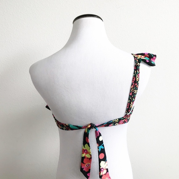 Xhilaration : asymmetrical floral bikini top Med - Picture 4 of 5